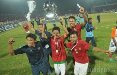 Ekspresi kegembiraan Kapten Timnas U 19, Evandi Mas saat mengangkat tropi piala AFF Cup (sumber: http://tribunews.com)